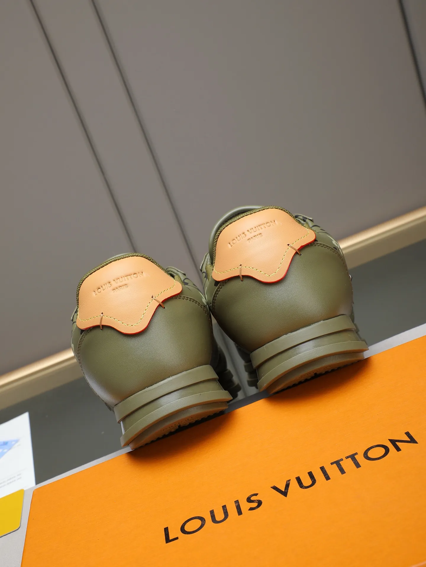 PP560 LV Louis Vuitton L Jialu Brand Runner Tatic Series Thick-soled Casual Sports Shoes Running Shoes Original purchase, development and production This LV Runner Tatic sports shoe combines technical materials such as mesh fabric and ribbons to interpret the inspiration of traditional mountaineering shoes. LV letters are written on one side, the lariat buckle of the quick lacing system is embellished with Monogram flowers and Louis Vuitton logos, and the light and wear-resistant rubber outsole completes the whole. ▪️Fabric: Original imported cowhide + mesh ▪️Inner lining: Original customized breathable mesh ▪️Sole: Original open-molded anti-slip rubber combination material ▪️Size: Men's 38-44 (customized for 45 and 46)